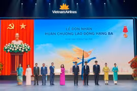 Phó Chủ tịch nước Võ Thị Ánh Xuân trao Huân chương Lao động hạng Ba cho Vietnam Airlines. (Ảnh: PV/Vietnam+)