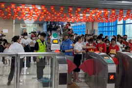Hai tuyến đường sắt đô thị Nhổn-Ga Hà Nội và Cát Linh-Hà Đông đã áp dụng 100% cổng soát vé định danh, xác thực điện tử. (Ảnh: PV/Vietnam+)