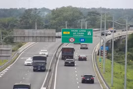 Phương tiện lưu thông trên tuyến cao tốc Trung Lương-Mỹ Thuận. (Anh: PV/Vietnam+)