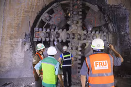 Máy đào hầm “Táo bạo" Dự án Metro Nhổn-Ga Hà Nội đã đến Ga S10-Cát Linh. (Ảnh: PV/Vietnam+)