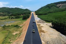 Nhà thầu thi công thảm bêtông nhựa nền đường Dự án cao tốc Quy Nhơn-Chí Thạnh. (Ảnh: Khánh Hùng/Vietnam+)