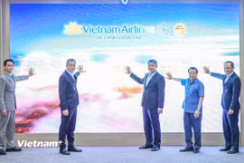 Các đại biểu thực hiện nghi thức khởi động chiến dịch “Chạm Thu Hà Nội”. (Ảnh: Việt Hùng/Vietnam+)