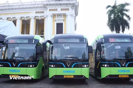 Tuyến buýt điện miễn phí E11 kết nối Yên Phụ-Bờ Hồ-Lăng Bác đi qua nhiều địa danh du lịch của Hà Nội. (Ảnh: Việt Hùng/Vietnam+)