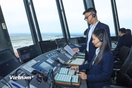Nhân viên kiểm soát viên không lưu điều hành bay tại Cảng Hàng không quốc tế Nội Bài. (Ảnh: Việt Hùng/Vietnam+)