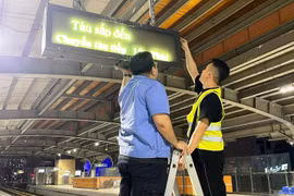 Đơn vị bảo trì đã tạm thời điều chỉnh, khắc phục lỗi để đảm bảo hành khách có thể theo dõi giờ đến và đi của tàu tại cả 12 nhà ga tuyến đường sắt đô thị Cát Linh-Hà Đông. (Ảnh: PV/Vietnam+)