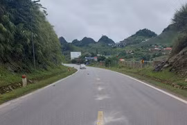 Phương tiện lưu thông trên một đoạn tuyến Quốc lộ 6. (Ảnh: Cục Đường bộ Việt Nam cung cấp)