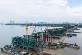 Dự án cầu Trần Hưng Đạo đang được chủ đầu tư và nhà thầu đẩy nhanh tiến độ thi công. (Ảnh: PV/Vietnam+)