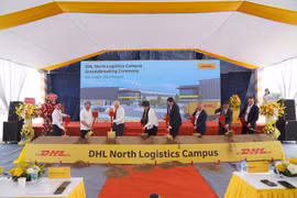 Các đại biểu thực hiện nghi thức động thổ Dự án khu phức hợp DHL North Logistics Campus. (Ảnh: PV/Vietnam+)