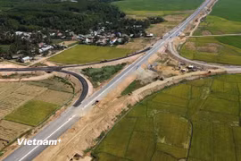 Dự án cao tốc Chí Thạnh-Vân Phong đang được nhà thầu nỗ lực thi công nhằm mục tiêu hoàn thành vào cuối năm 2025. (Ảnh: Khánh Hùng/Vietnam+)