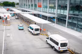 Sân bay Nội Bài đã điều chỉnh luồng đón xe dịch vụ nhằm đảm bảo thuận tiện cho hành khách. (Ảnh: Phan Công/Vietnam+)