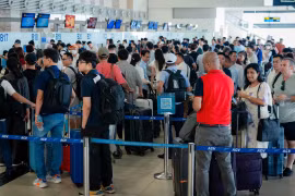 Hành khách làm thủ tục chuyến bay tại Cảng Hàng không quốc tế Nội Bài. (Ảnh: Phan Công/Vietnam+)