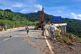 Quốc lộ 28B bị sụt trượt do mưa lớn, nhà thầu phải thi công đường tạm để thông xe. (Ảnh: Cục Đường bộ Việt Nam cung cấp)
