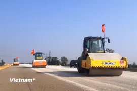 Nhà thầu thi công nền đường một dự án đường bộ cao tốc. (Ảnh: Việt Hùng/Vietnam+)