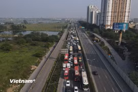 Phương tiện nối đuôi nhau xếp hàng dài trên tuyến cao tốc Pháp Vân-Cầu Giẽ. (Ảnh: PV/Vietnam+)