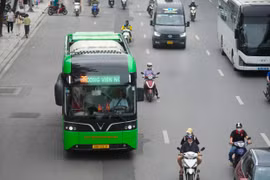 Một tuyến xe buýt điện của Tổng công ty Vận tải Hà Nội đang được vận hành, khai thác. (Ảnh: PV/Vietnam+)