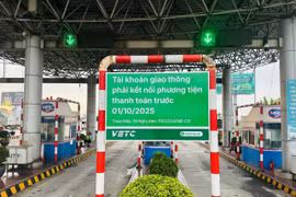 Từ ngày 1/10/2025, chủ xe ôtô phải thực hiện định danh và liên kết phương tiện thanh toán hợp lệ mới được phép nạp tiền sử dụng làn thu phí không dừng. (Ảnh: PV/Vietnam+)