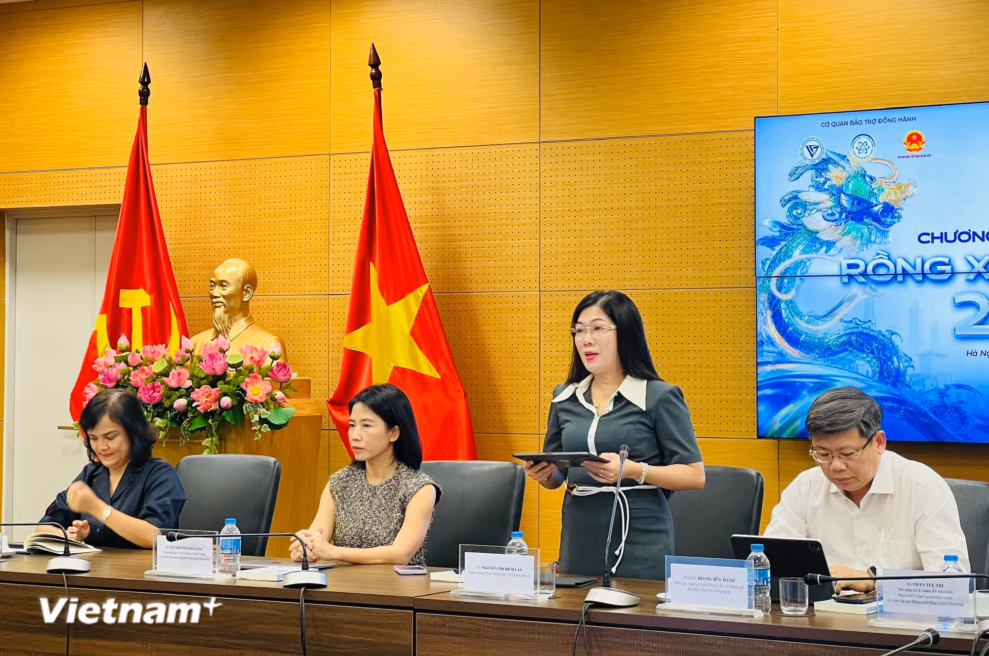 Tiến sỹ Nguyễn Thị Bích Lan, Viện trưởng Viện Sáng tạo và Chuyển đổi số, Trưởng ban tổ chức Giải thưởng Rồng Xanh phát biểu tại sự kiện. (Ảnh: Mai Mai/Vietnam+)