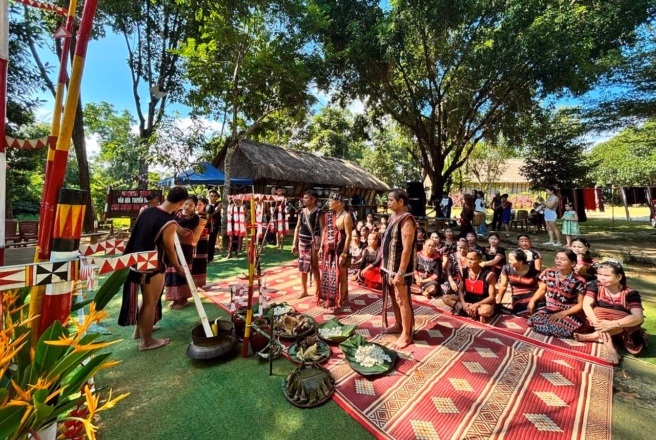 Tái hiện Lễ cầu an tại Làng Văn hóa-Du lịch các dân tộc Việt Nam vào sáng nay. (Ảnh: CTV/Vietnam+)