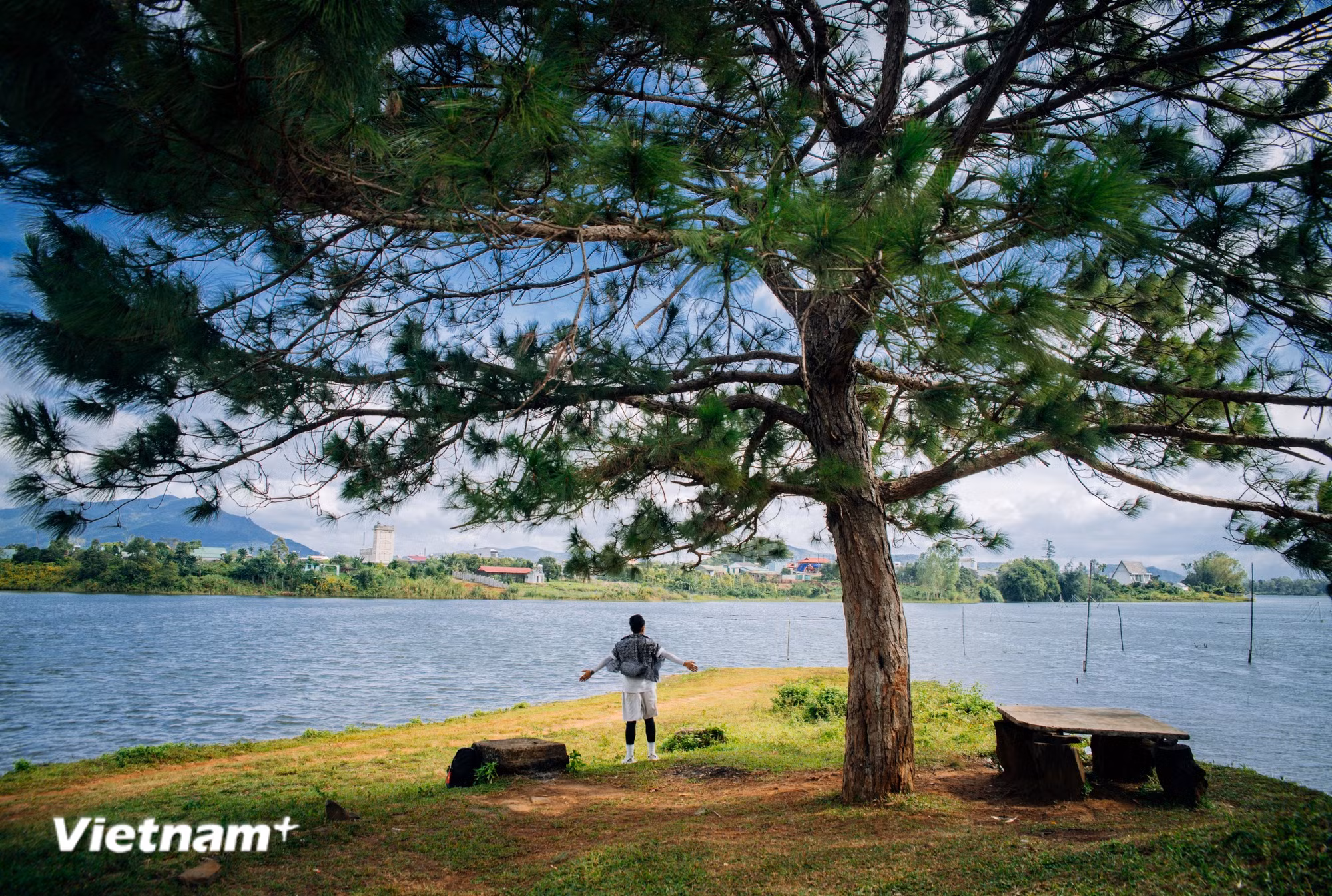 Vẻ đẹp biển hồ Pleiku, Gia Lai. (Ảnh: Vương Công Nam/Vietnam+)