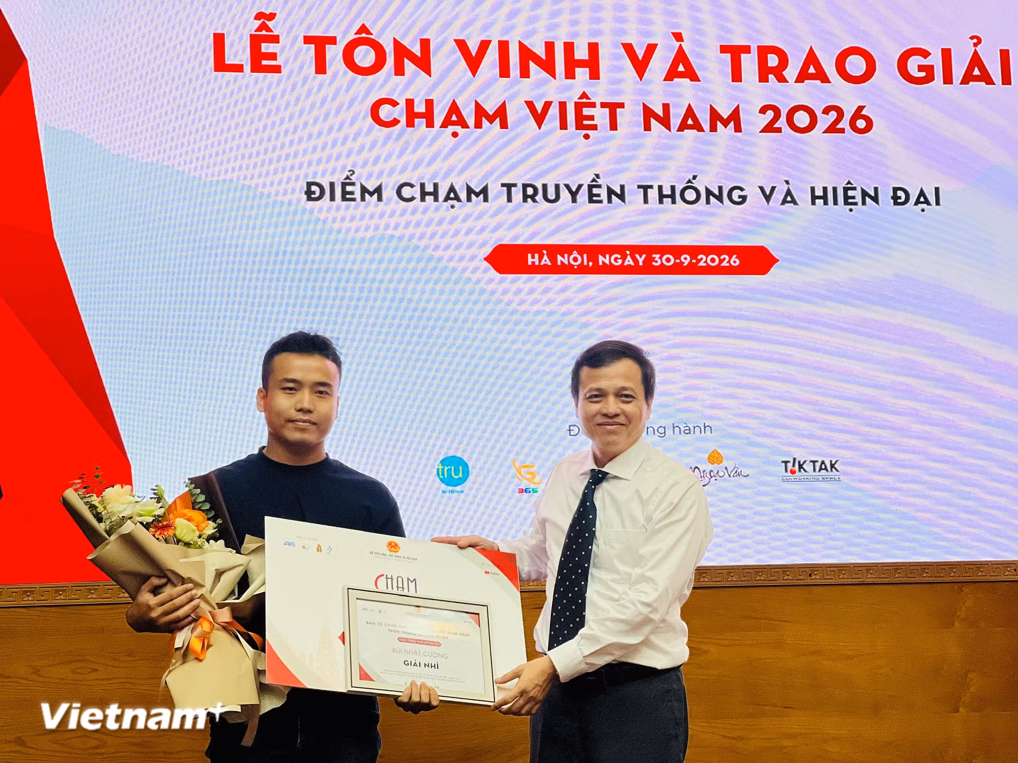 vnp_trao-giai-cham-vietnam-1.jpg