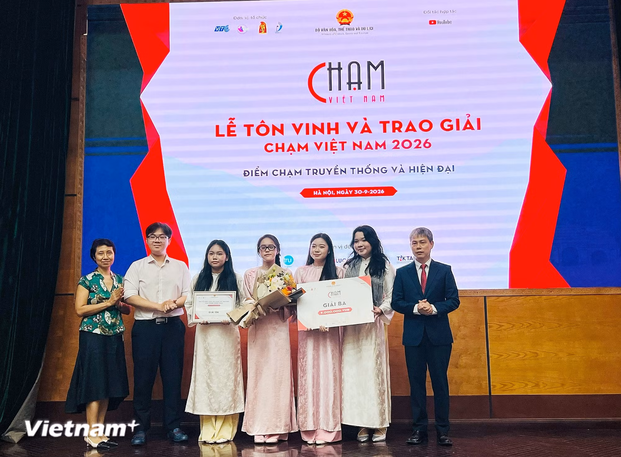 vnp_trao-giai-cham-vietnam-5.jpg