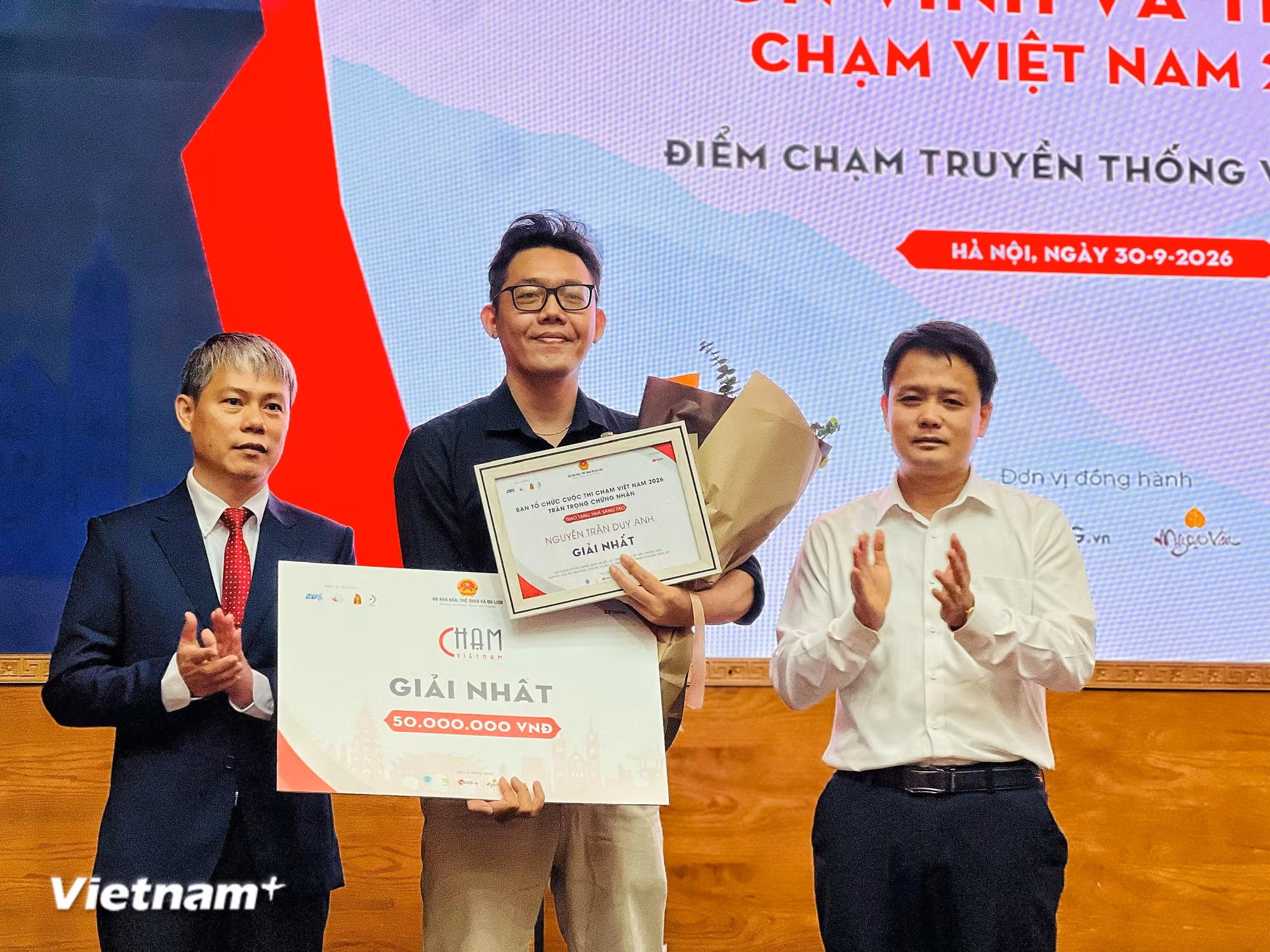 vnp_trao-giai-cham-vietnam-3.jpg