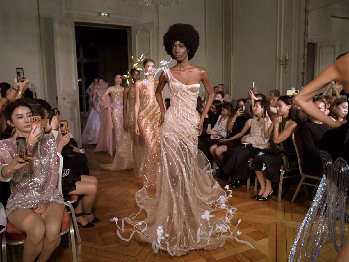 Lụa Bảo Lộc và ký ức Huế vừa có màn xuất hiện ấn tượng trên sàn diễn Paris Fashion Week. (Ảnh: NVCC)