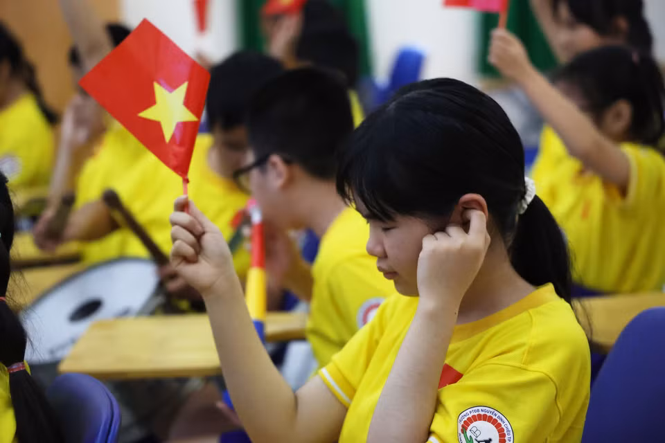 Các em nhỏ khiếm thị Trường Phổ thông đặc biệt Nguyễn Đình Chiểu (phường Vườn Lài, Thành phố Hồ Chí Minh) “xem” bóng đá bằng tai, nuôi dưỡng tình yêu Tổ quốc. (Ảnh: Hồng Đạt/TTXVN)
