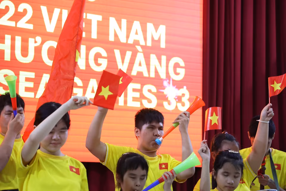 Các em nhỏ khiếm thị Trường Phổ thông đặc biệt Nguyễn Đình Chiểu cổ vũ cho U22 Việt Nam trong trận chung kết Sea Games 33. (Ảnh: Hồng Đạt/TTXVN)