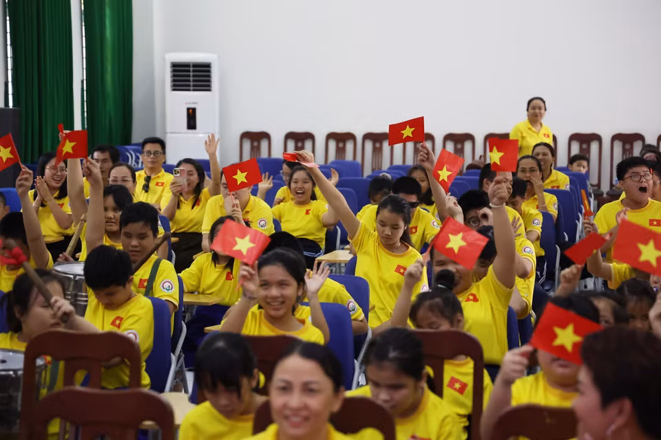 Bầu không khí sôi động của các em nhỏ khiếm thị Trường Phổ thông đặc biệt Nguyễn Đình Chiểu (phường Vườn Lài, Thành phố Hồ Chí Minh) cổ vũ cho đội U22 Việt Nam trong trận chung kết SEA Games 33 ngày 18/12/2025. (Ảnh: Hồng Đạt/TTXVN)