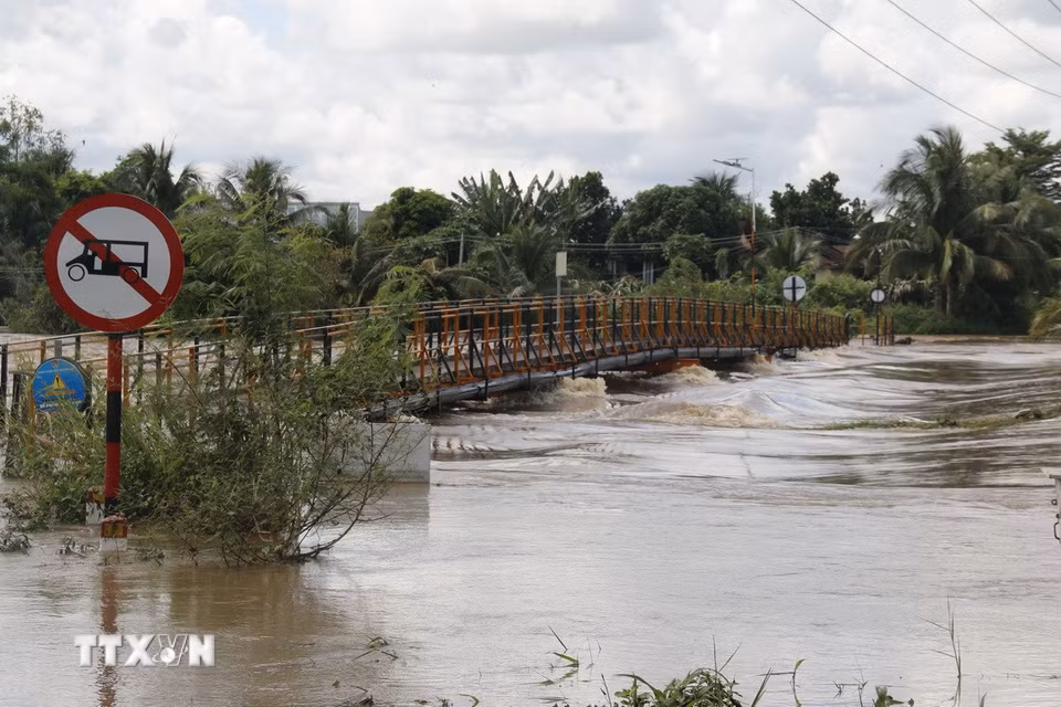 Khu vực Cầu Đức Hàm Hiệp, phường Bình Thuận nước đang dâng cao. (Ảnh: Hồng Hiếu/TTXVN)