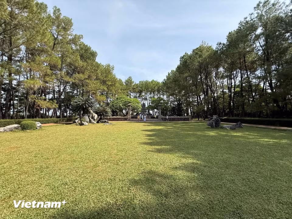 Không gian xanh mát trong khuôn viên chùa. (Ảnh: Thái Hà/Vietnam+)