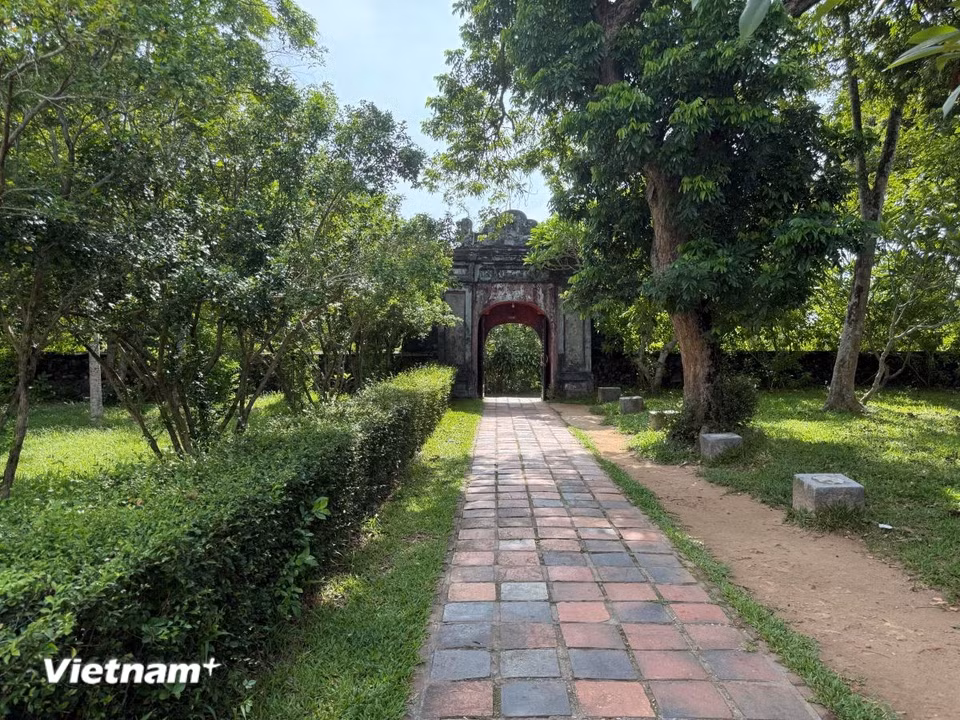 Với lối kiến trúc đẹp và cổ xưa, chùa là điểm thu hút khách du lịch cả trong và ngoài nước. (Ảnh: Thái Hà/Vietnam+)