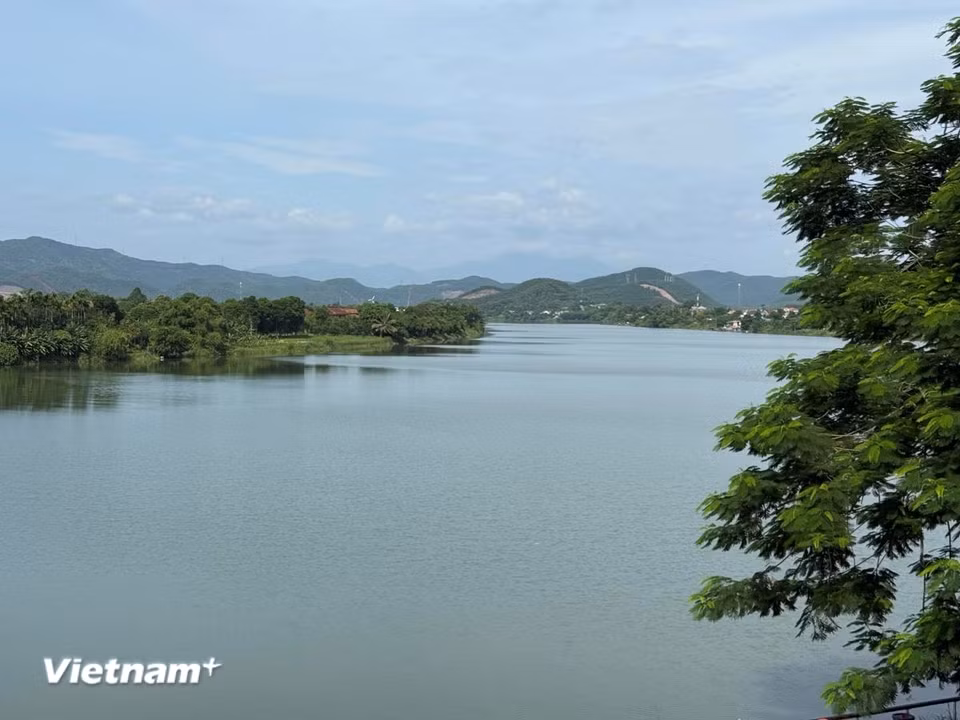 Chùa Thiên Mụ nằm trên đồi Hà Khê, phía tả ngạn sông Hương thơ mộng. (Ảnh: Thái Hà/Vietnam+)