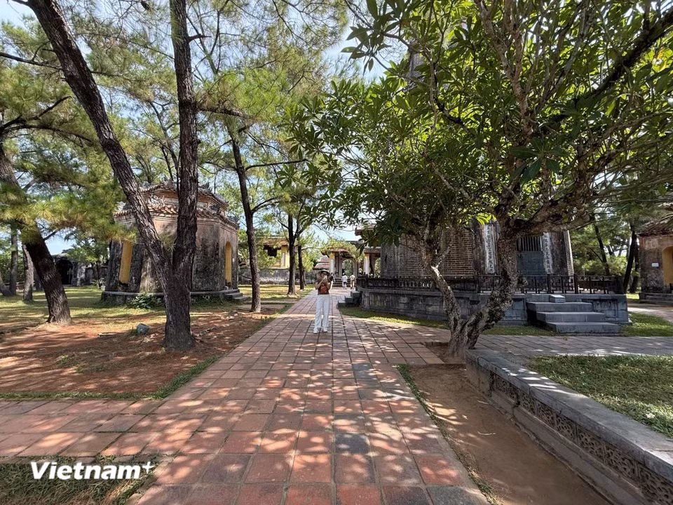 Với lối kiến trúc đẹp và cổ xưa, chùa là điểm thu hút khách du lịch cả trong và ngoài nước. (Ảnh: Thái Hà/Vietnam+)