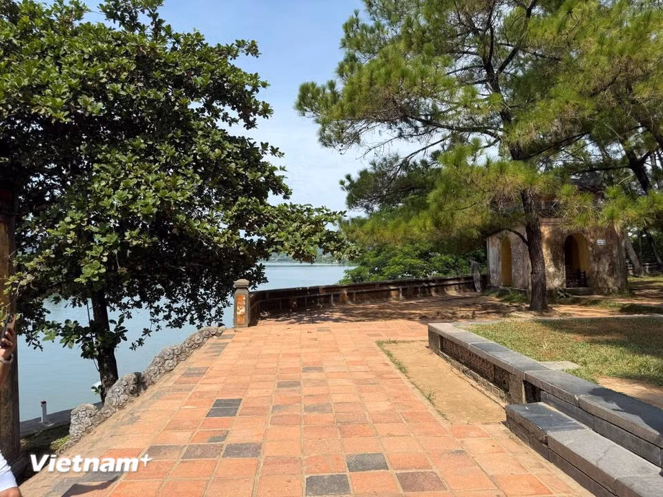 Chùa Thiên Mụ nằm trên đồi Hà Khê, phía tả ngạn sông Hương thơ mộng. (Ảnh: Thái Hà/Vietnam+)