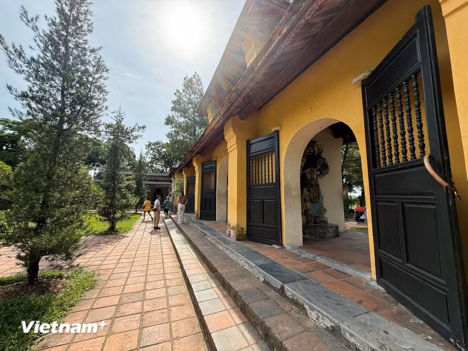Được xây dựng từ năm 1601, ngôi chùa cổ kính này là biểu tượng văn hóa, tâm linh và thắng cảnh bậc nhất đất Cố đô. (Ảnh: Thái Hà/Vietnam+)