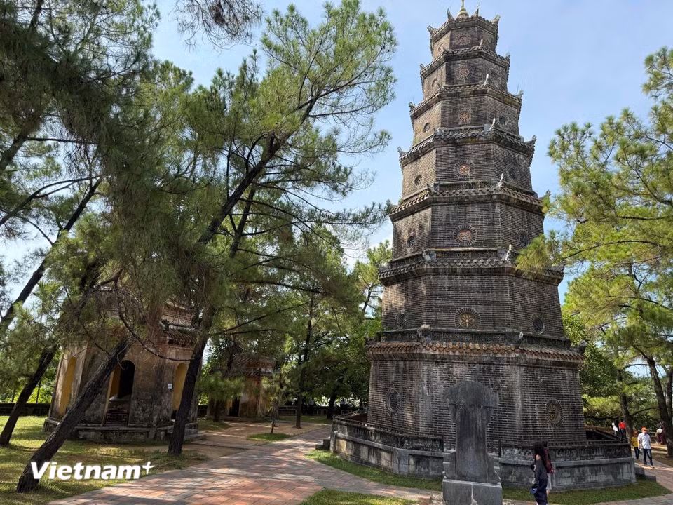 Tháp Phước Duyên được xây dựng vào năm 1844, cao 21 mét với 7 tầng uy nghi, là biểu tượng nổi bật giữa khuôn viên chùa. (Ảnh: Thái Hà/Vietnam+)