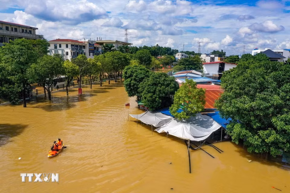 Khu vực trung tâm của tỉnh Thái Nguyên ngập sâu trong nước lũ. (Ảnh: Phạm Tuấn Anh/TTXVN)