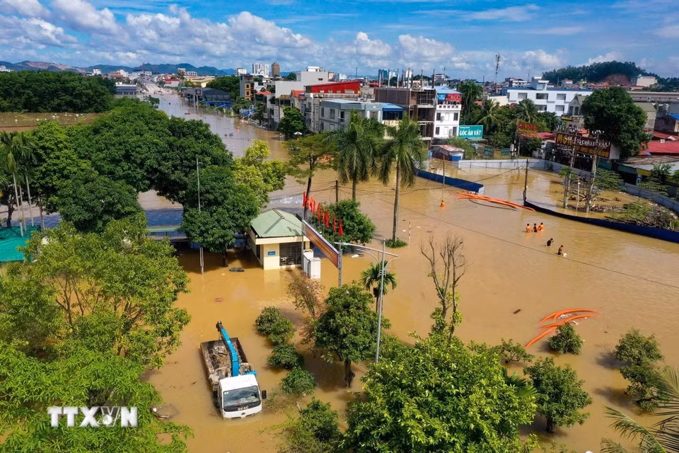 Khu vực trung tâm của tỉnh Thái Nguyên ngập sâu trong nước lũ. (Ảnh: Phạm Tuấn Anh/TTXVN)