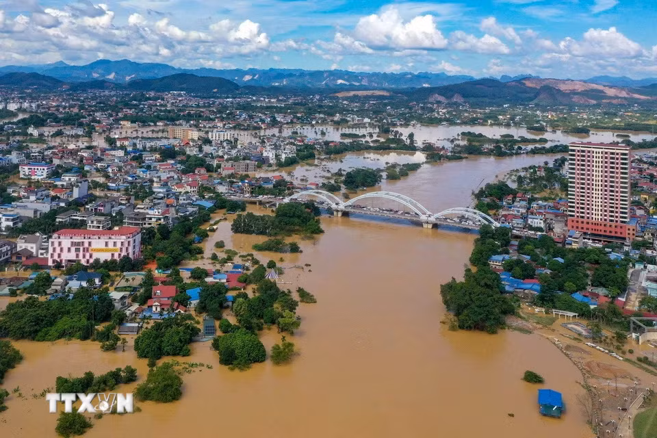 Khu vực trung tâm của tỉnh Thái Nguyên ngập sâu trong nước lũ. (Ảnh: Phạm Tuấn Anh/TTXVN)