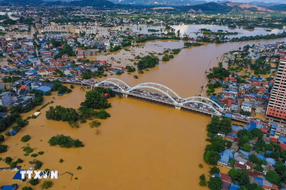 Khu vực trung tâm của tỉnh Thái Nguyên ngập sâu trong nước lũ. (Ảnh: Phạm Tuấn Anh/TTXVN)