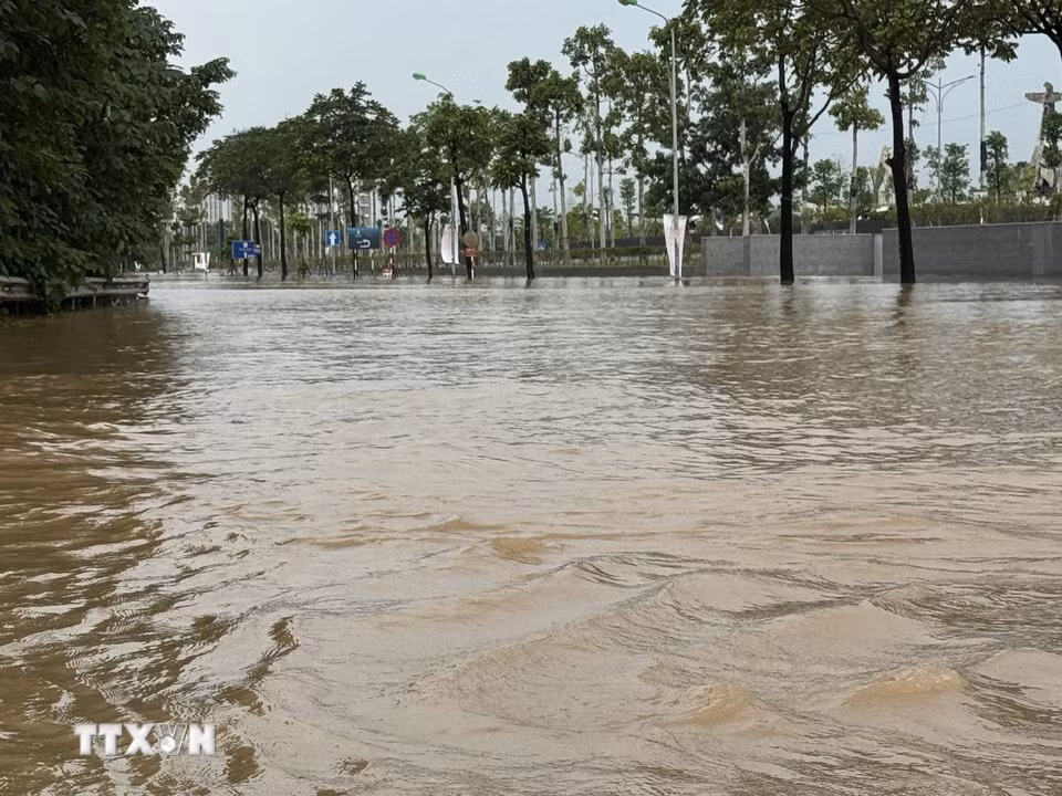 Đường gom Đại lộ Thăng Long bị ngập sâu. (Ảnh: Quốc Lũy/TTXVN)