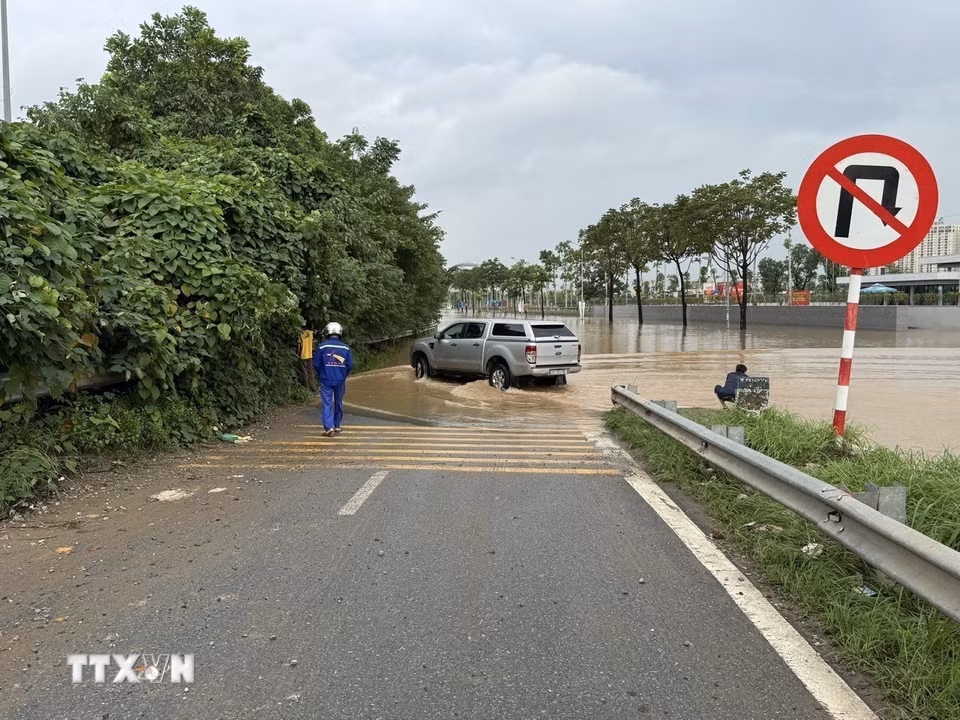Nước ngập sâu hàng khiến các phương tiện lưu thông khó khăn. (Ảnh: Quốc Lũy/TTXVN)