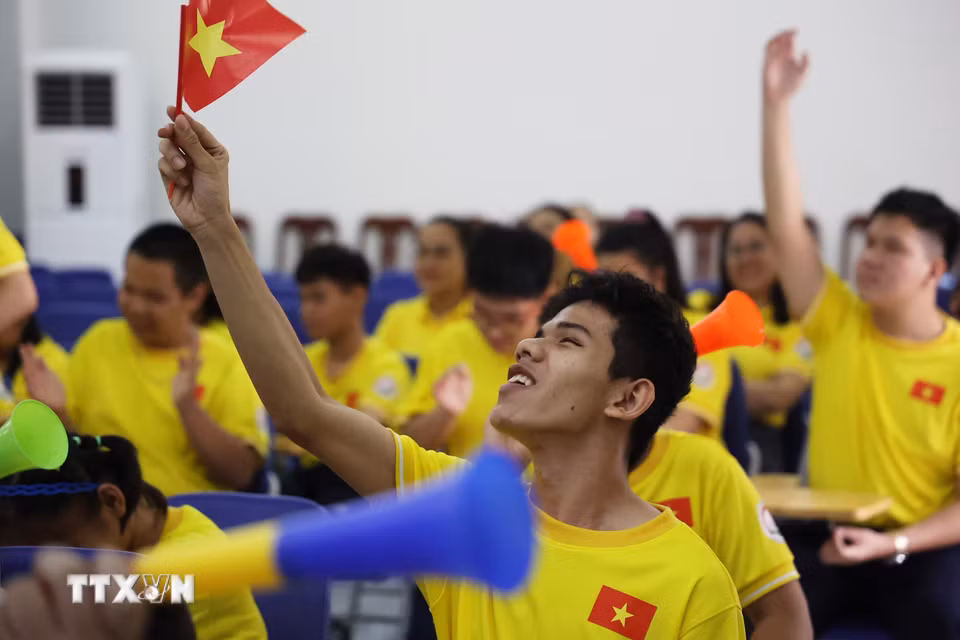 Em Ngô Quốc Thái cổ vũ rất cuồng nhiệt cho đội U22 Việt Nam. (Ảnh: Hồng Đạt/TTXVN)