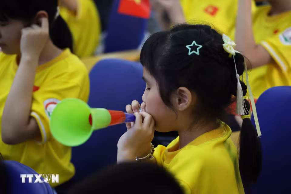 Các em nhỏ khiếm thị Trường Phổ thông đặc biệt Nguyễn Đình Chiểu (phường Vườn Lài, Thành phố Hồ Chí Minh) “xem” bóng đá bằng tai, nuôi dưỡng tình yêu Tổ quốc. (Ảnh: Hồng Đạt/TTXVN)