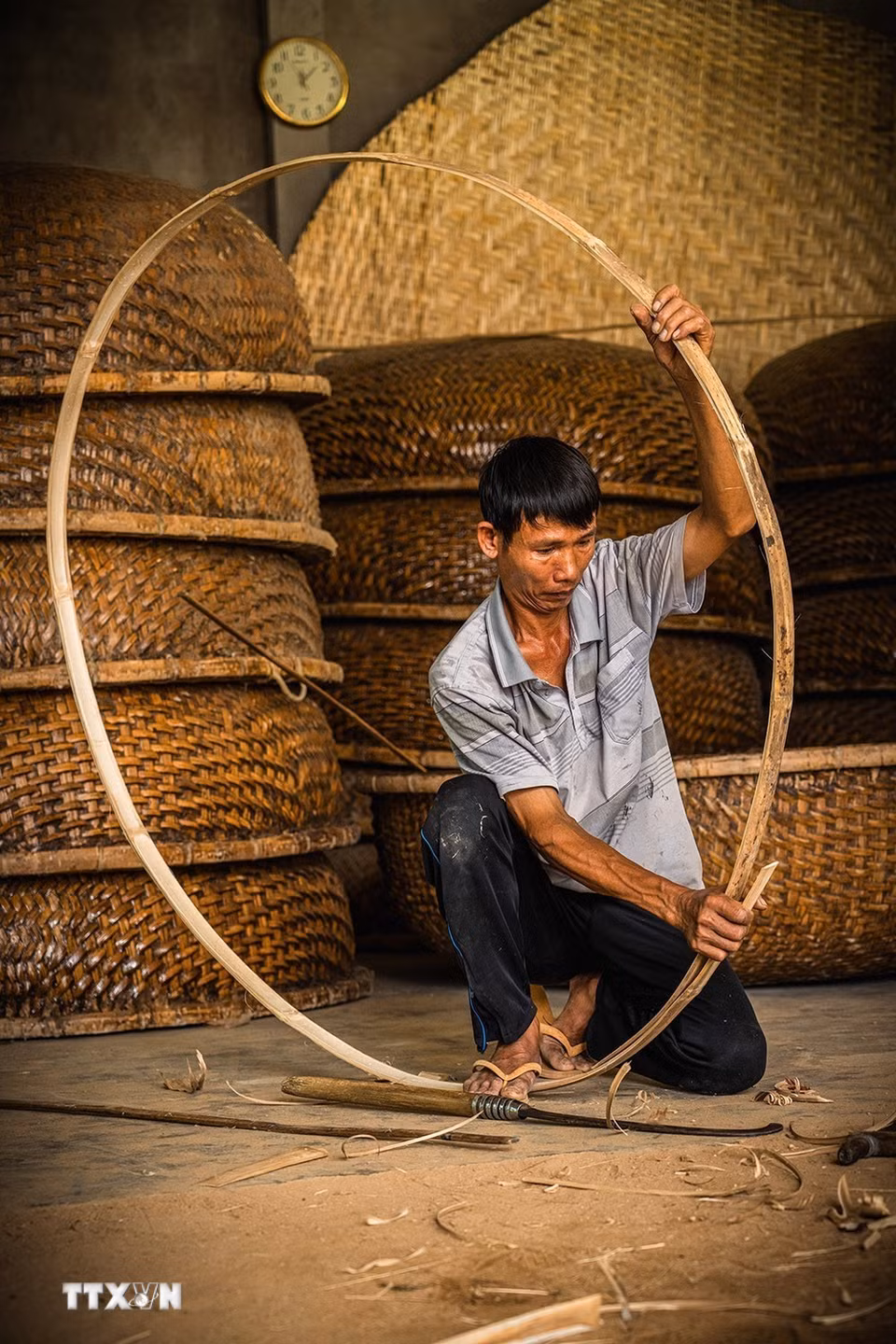 Các công đoạn để làm nên một chiếc thúng từ chọn tre, chẻ tre, vót tre đến đan mên, lận, nức… đều được người thợ làm thủ công, tỉ mỉ. (Ảnh: Khánh Hòa/TTXVN)