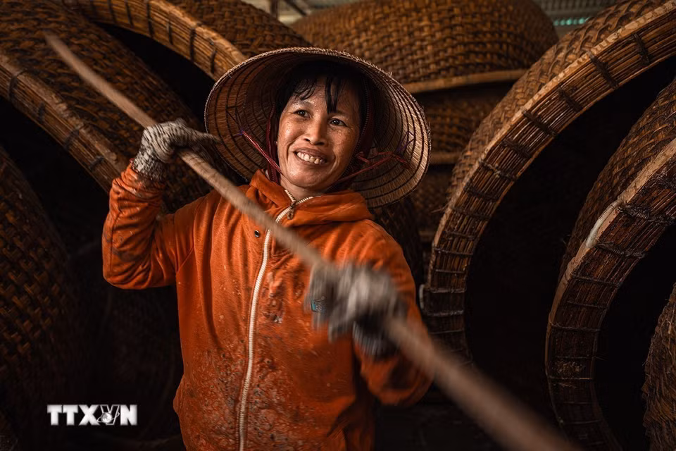 Thúng chai Làng Phú Mỹ được làm công phu với những người thợ lâu năm nhiều kinh nghiệm. (Ảnh: Khánh Hòa/TTXVN)
