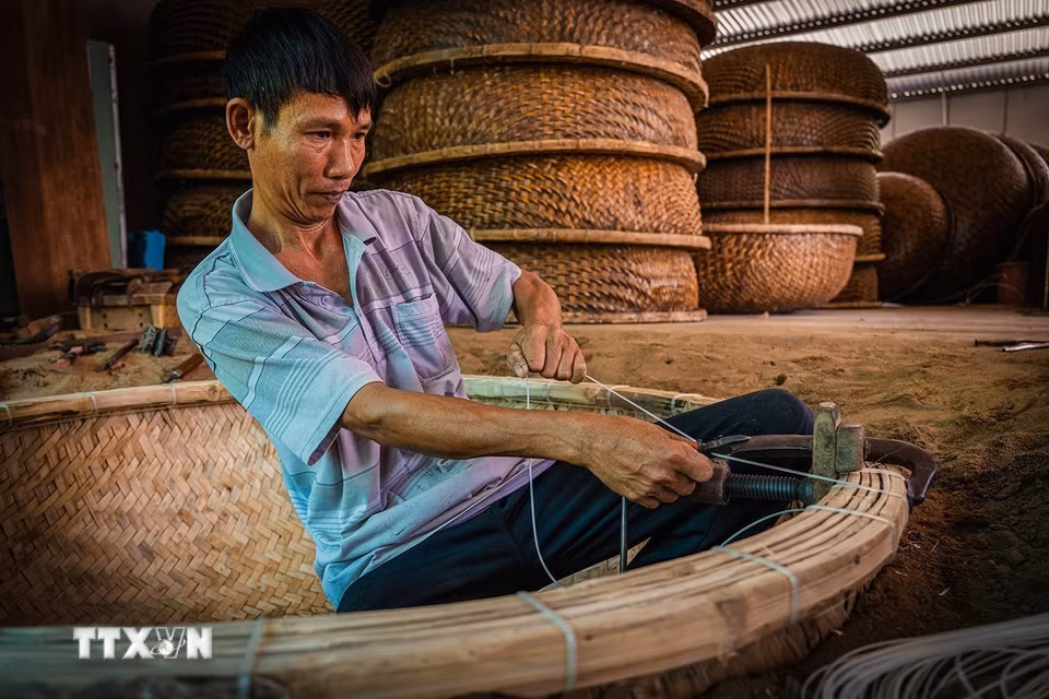 Công đoạn nứt vành thúng chai. (Ảnh: Khánh Hòa/TTXVN)