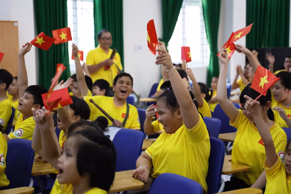 Niềm vui của các em nhỏ khiếm thị Trường Phổ thông đặc biệt Nguyễn Đình Chiểu (phường Vườn Lài, Thành phố Hồ Chí Minh) khi đội U22 Việt Nam ghi bàn trong trận chung kết SEA Games 33 gặp Thái Lan ngày 18/12/2025. (Ảnh: Hồng Đạt/TTXVN)